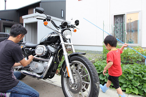 子どもとの時間を楽しむ親子の画像